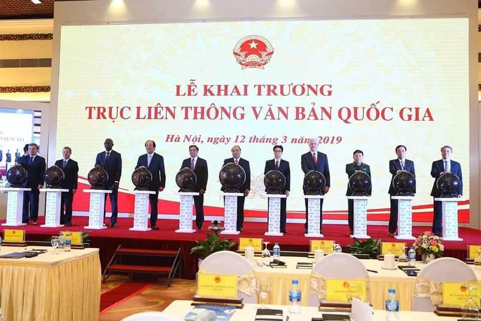 Thủ tướng Chính phủ Nguyễn Xuân Phúc cùng các vị lãnh đạo thực hiện nghi thức khai trương Trục liên thông văn bản quốc gia.