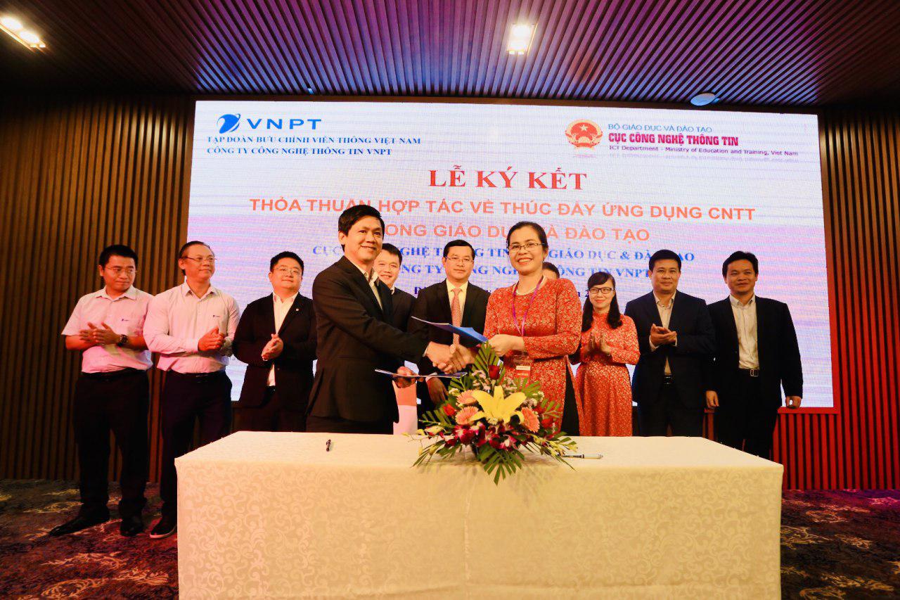 Ông Nguyễn Minh Luân - Phó Giám đốc Công ty Công nghệ thông tin VNPT và bà Đặng Thị Oanh - Phó Cục trưởng Cục CNTT Bộ GD&ĐT ký thỏa thuận hợp tác về đẩy mạnh ứng dụng CNTT trong giáo dục và đạo tạo giai đoạn 2019-2024.