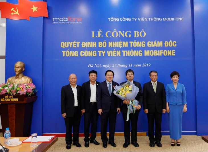 Ông Tô Mạnh Cường  (ôm hoa) được bổ nhiệm làm Tổng giám đốc MobiFone.