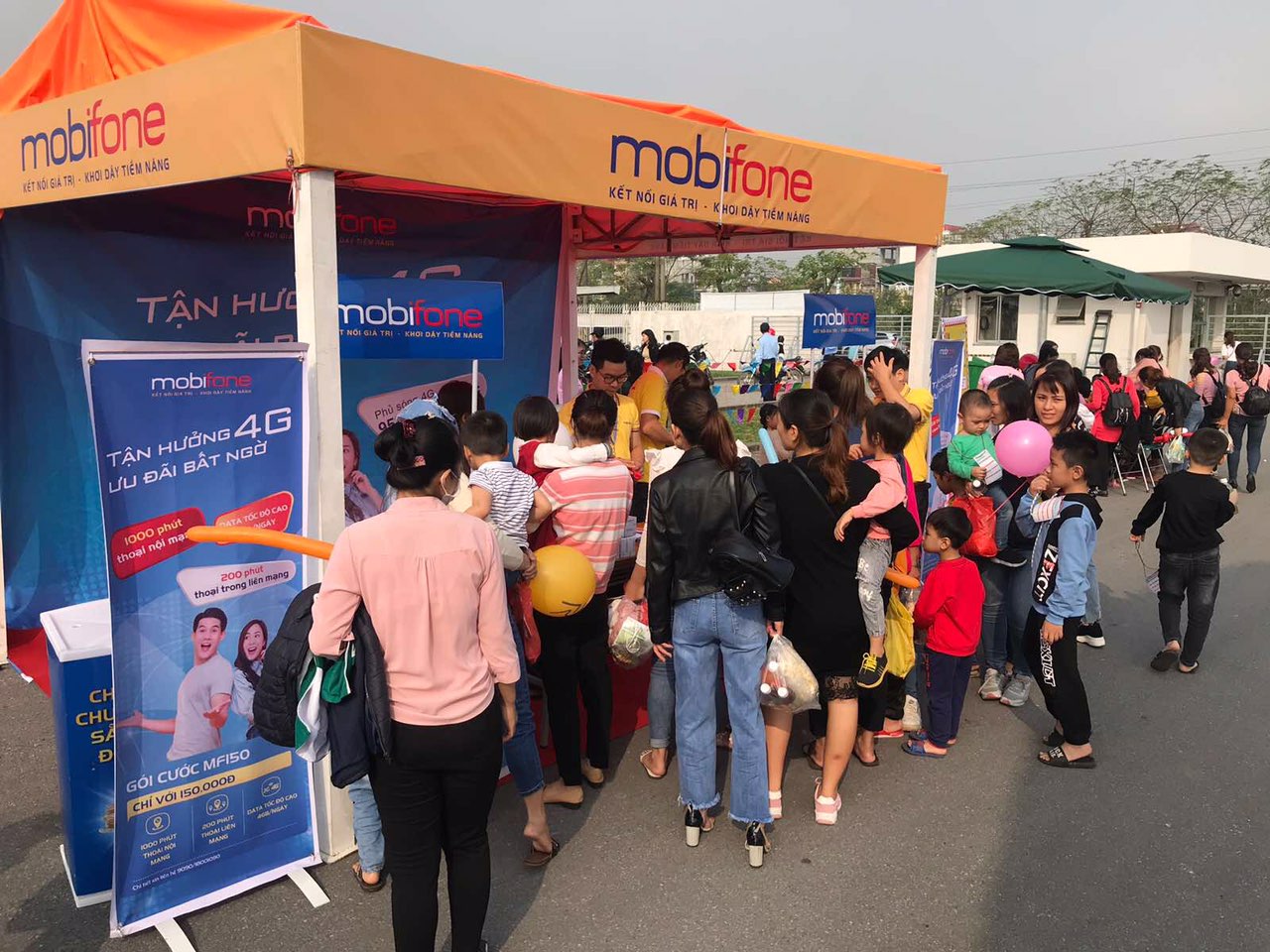 MobiFone vừa tung ra chiến dịch bán hàng hấp dẫn như thay Sim 4G miễn phí, ưu đãi gói cước D5 hay tặng quà khách hàng tải App My MobiFone, tặng data khách hàng khi check in tại các điểm bán hàng MobiFone trên toàn quốc