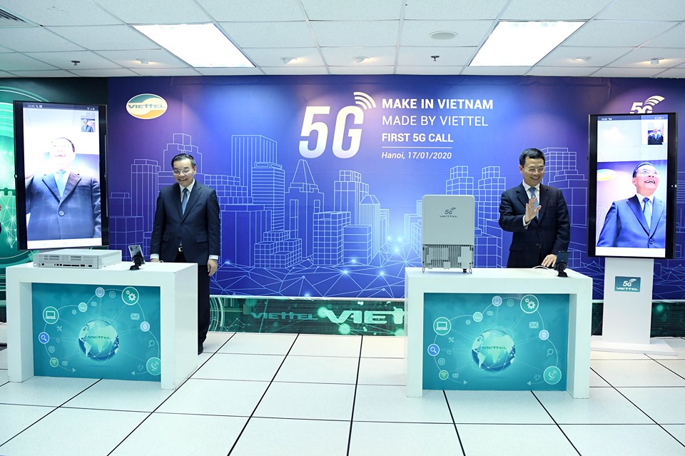 Bộ trưởng Bộ thông tin và Truyền thông Nguyễn Mạnh Hùng và Bộ trưởng Bộ Khoa học và Công nghệ Chu Ngọc Anh  thực hiện thành công cuộc gọi video qua mạng 5G trên nền tảng Mocha.