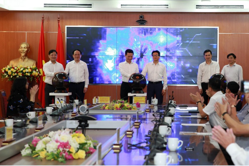 Phó Thủ tướng Chính phủ Vũ Đức Đam và Bộ trưởng Bộ TT&TT Nguyễn Mạnh Hùng tại Diễn đàn ICT Summit 2019.