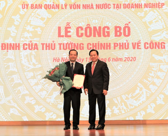Ông Phạm Đức Long, Chủ tịch HĐTV Tập đoàn VNPT nhận Quyết định và hoa chúc mừng từ ông 