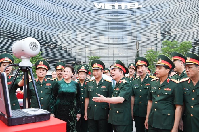 Chủ tịch Quốc hội Nguyễn Thị Kim Ngân tham quan một số sản phẩm công nghệ của Viettel nghiên cứu, sản xuất.