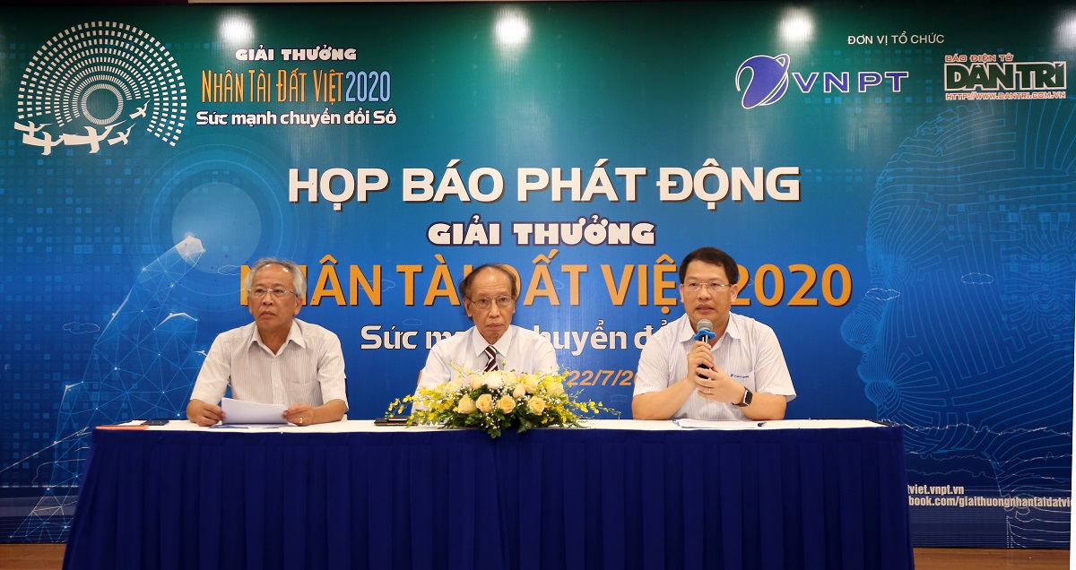 Đại diện Ban tổ chức Ông Huỳnh Quang Liêm, Phó tổng giám đốc, Đồng Trưởng ban Tổ chức Giải Giải thưởng Nhân tài Đất Việt 2020