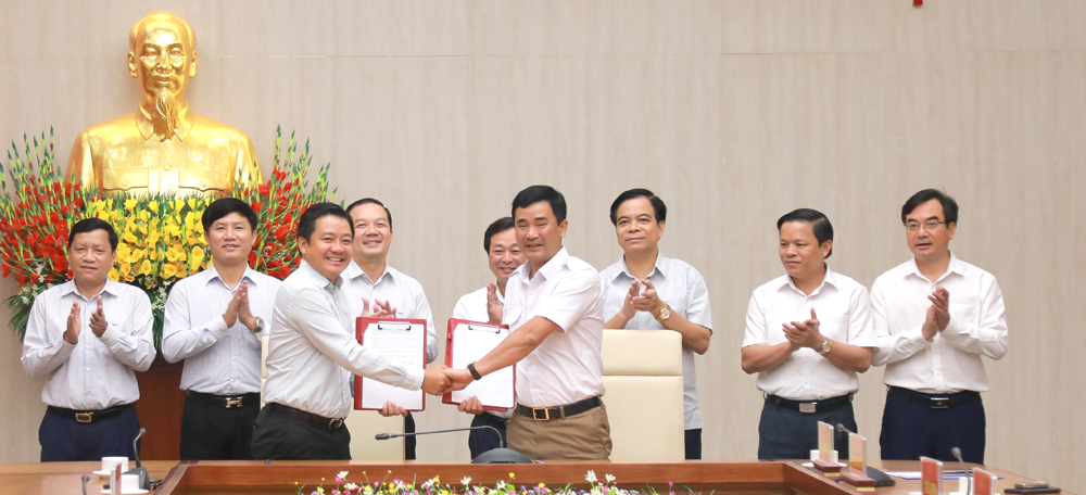Phó Chủ tịch UBND tỉnh Hồ Đại Dũng và Phó Tổng Giám đốc Tập đoàn VNPT Huỳnh Quanh Liêm ký kết biên bản Thỏa thuận hợp tác chiến lược về viễn thông và công nghệ thông tin giai đoạn 2020 - 2025