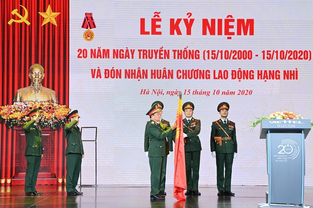 Được sự ủy quyền của Chủ tịch nước, Trung tướng Hoàng Xuân Chiến, Ủy viên Trung ương Đảng, Ủy viên Quân ủy Trung ương, Thứ trưởng Bộ Quốc phòng đã lên gắn Huân chương Lao động hạng Nhì vào quân kỳ Quyết thắng. 