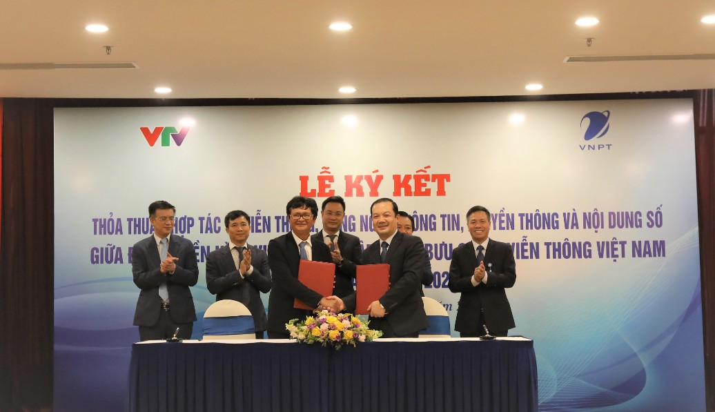 Tổng Giám đốc VTV Trần Bình Minh (trái) và Chủ tịch kiêm Tổng Giám đốc VNPT Phạm Đức Long