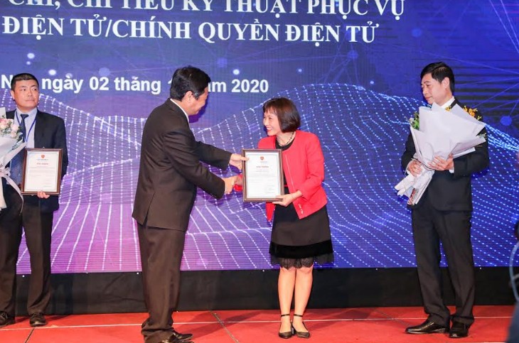 Bà Phạm Thị Hồng Quyên - Trưởng phòng Kinh doanh miền Bắc, đại diện VNG Cloud nhận chứng nhận “Nền Tảng Điện Toán Đám Mây An Toàn Việt Nam”