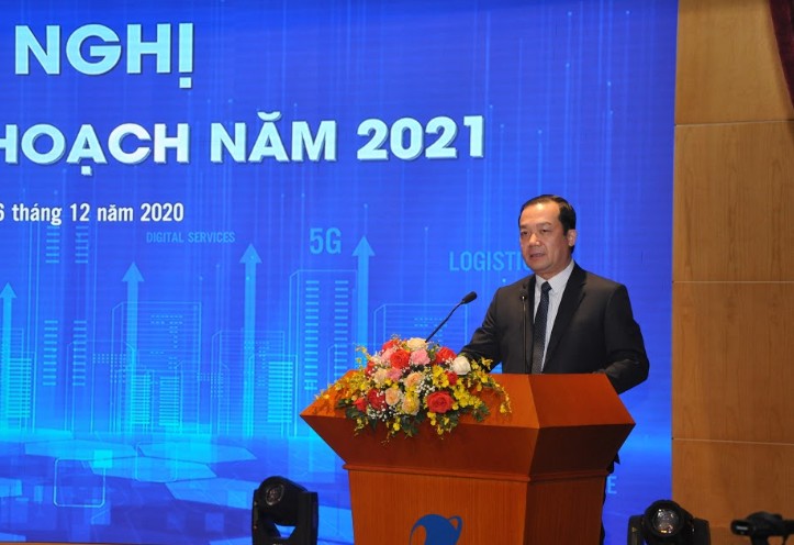 Ông Phạm Đức Long, Chủ tịch HĐTV Tập đoàn VNPT trao Quyết định bổ nhiệm cho ông Nguyễn Nam Long (bìa phải)