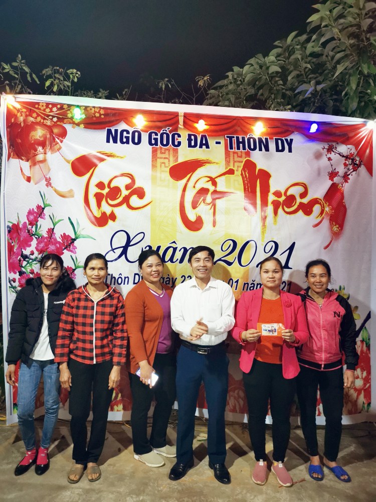 Ông Nguyễn Mạnh Thước, Phó chủ tịch UBND xã Minh Quang, huyện Ba Vì trao phần thưởng cho đội bóng chuyển hơi chiến thắng.