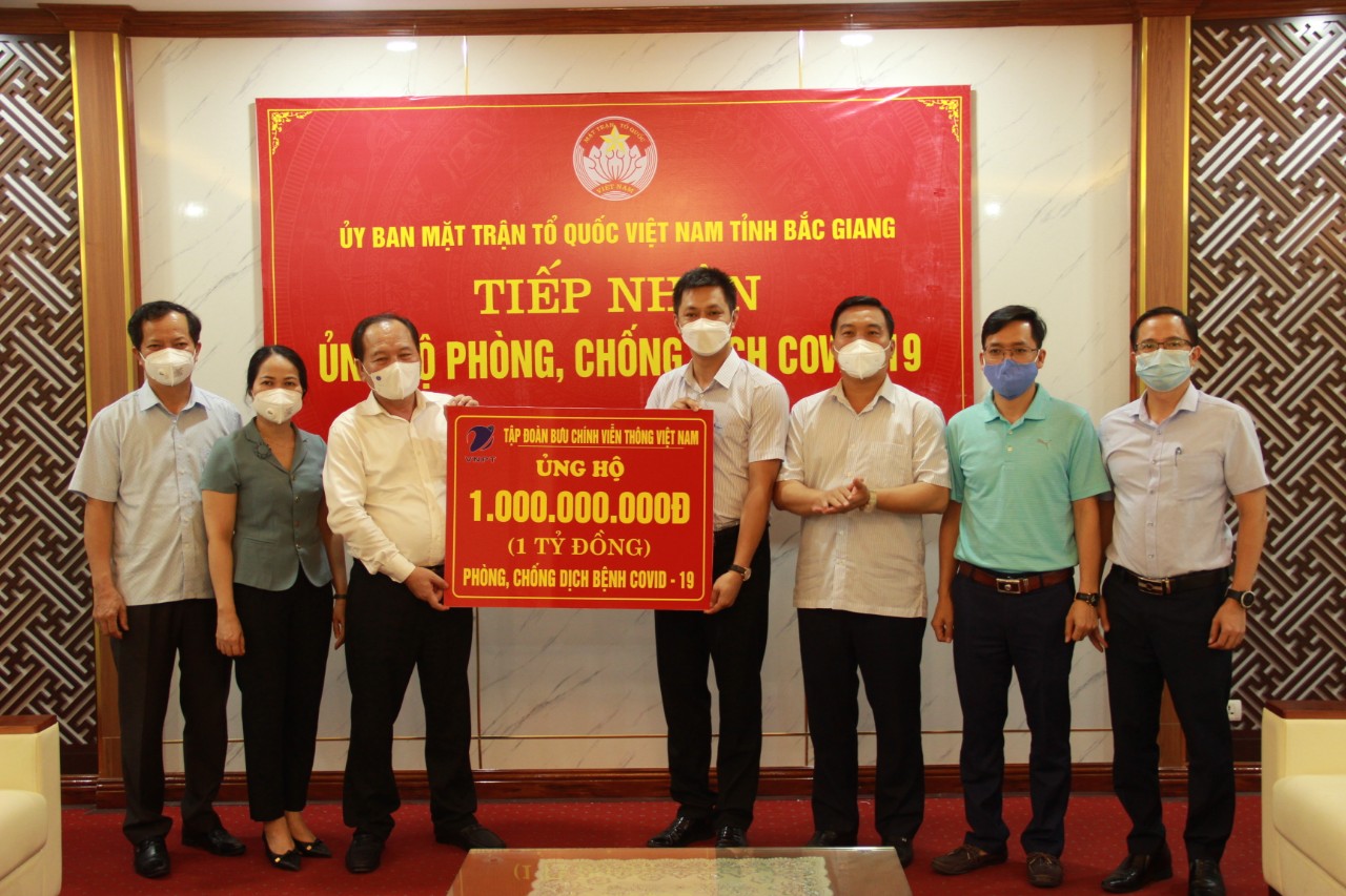 VNPT Bắc Giang cũng đã trao cho Ủy ban Mặt trận tổ quốc Tỉnh số tiền 1 tỷ đồng của Tập đoàn VNPT ủng hộ Quỹ phòng chống dịch COVID19 của Tỉnh