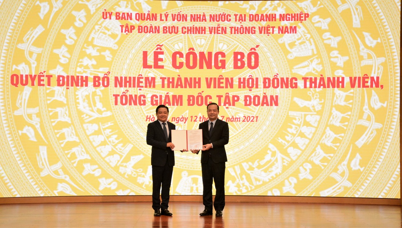 Chủ tịch HDDTV Tập đoàn VNPT Phạm Đức Long trao quyết định bổ nhiệm ông Huỳnh Quang Liêm giữ chức vụ Tổng giám đốc Tập đoàn VNPT