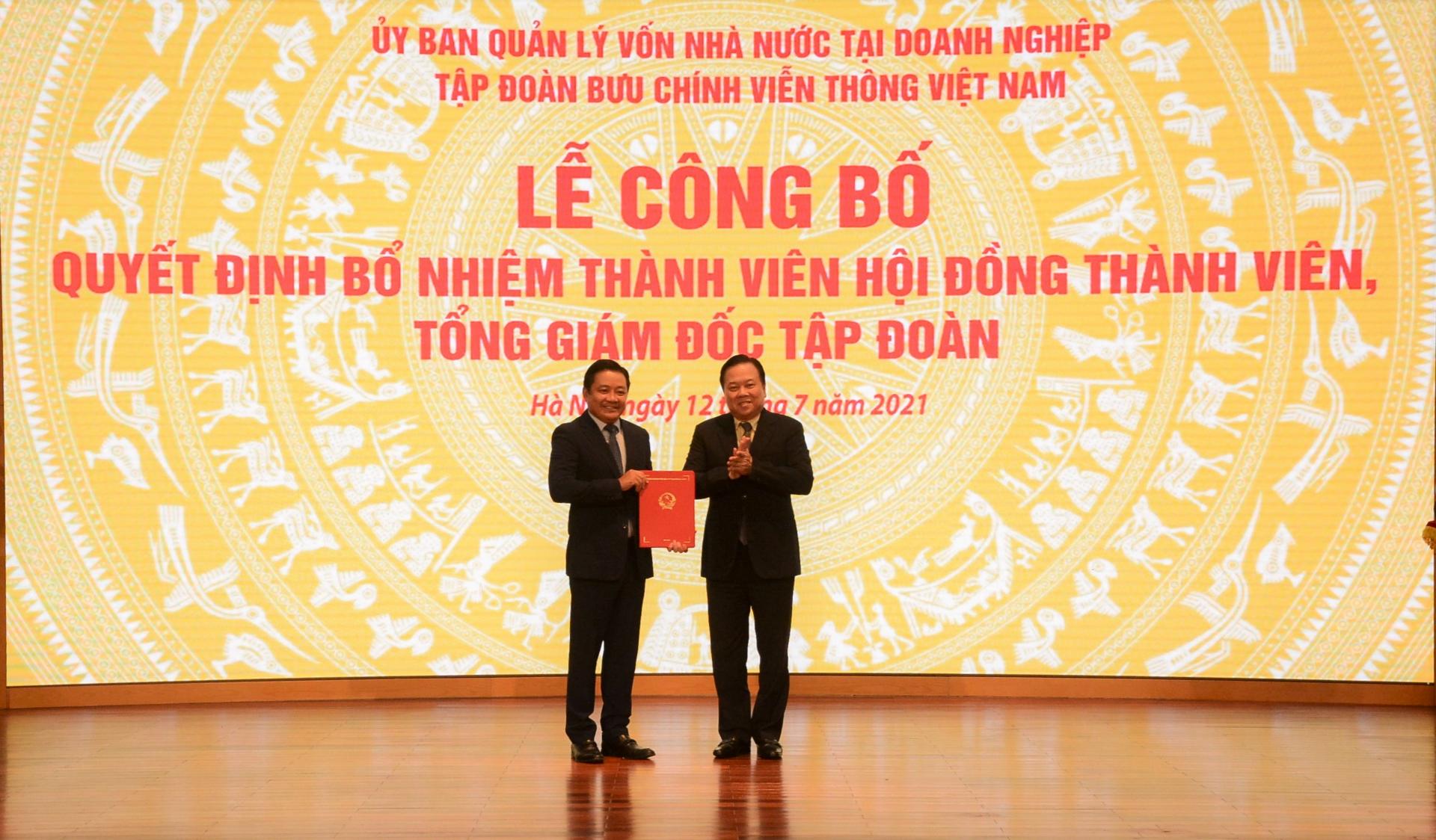 Chủ tịch Ủy ban QLVNN tại doanh nghiệp Nguyễn Hoàng Anh trao quyết định bổ nhiệm ông Huỳnh Quang Liêm giữ chức vụ Thành viên HTĐV Tập đoàn VNPT
