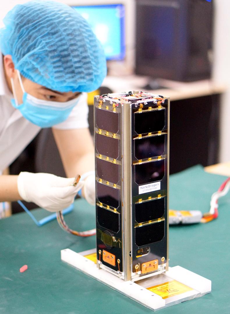 Vệ tinh NanoDragon trong phòng sạch của Trung tâm Vũ trụ Việt Nam