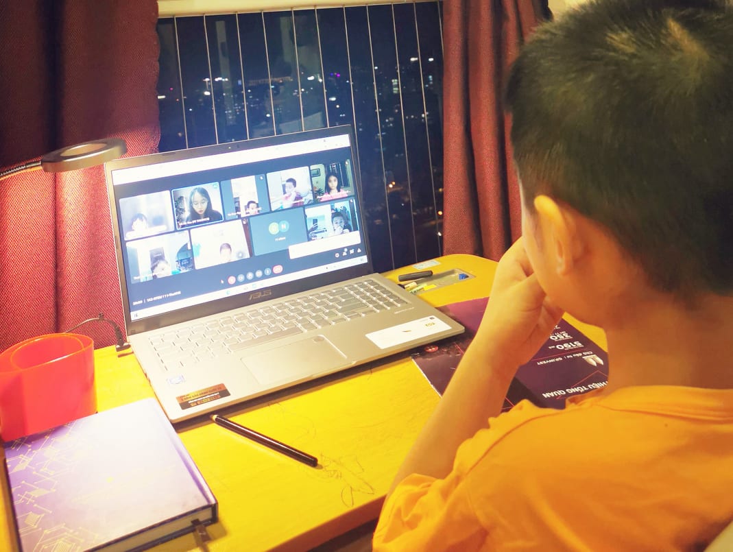 Học sinh Hà Nội đi học trở lại nhưng hệ thống internet chập chờn, kết nối chậm.