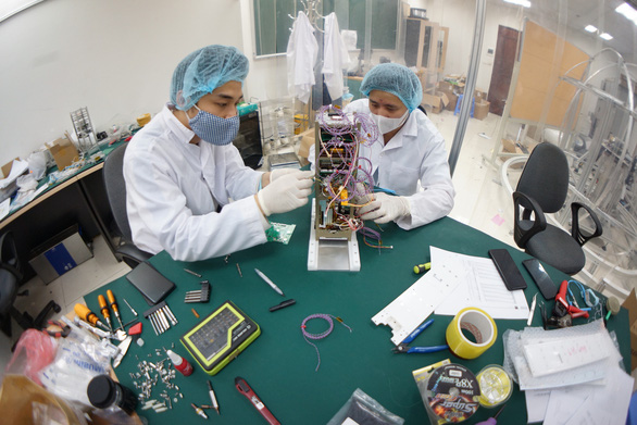 Các nhà khoa học của Trung tâm vũ trụ Việt Nam chế tạo vệ tinh NanoDragon. Ảnh: Trung tâm Vũ trụ Việt Nam.