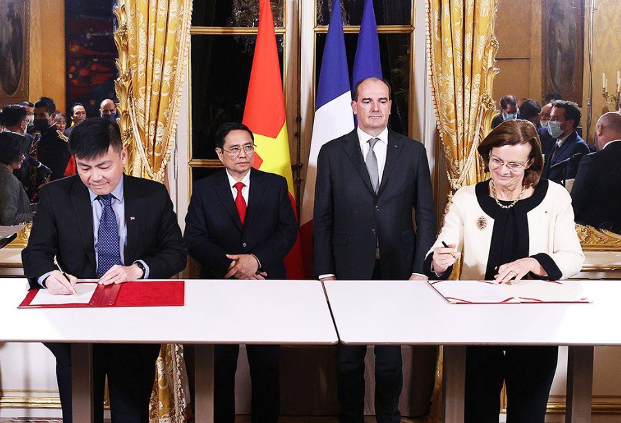 Dưới sự chứng kiến của Thủ tướng Chính phủ hai nước, ông Ngô Diên Hy, Phó Tổng Giám đốc Tập đoàn VNPT và bà Pascale Sourisse, Phó Giám đốc Điều hành Cấp cao, Phát triển Quốc tế của Thales ký kết Biên bản ghi nhớ.