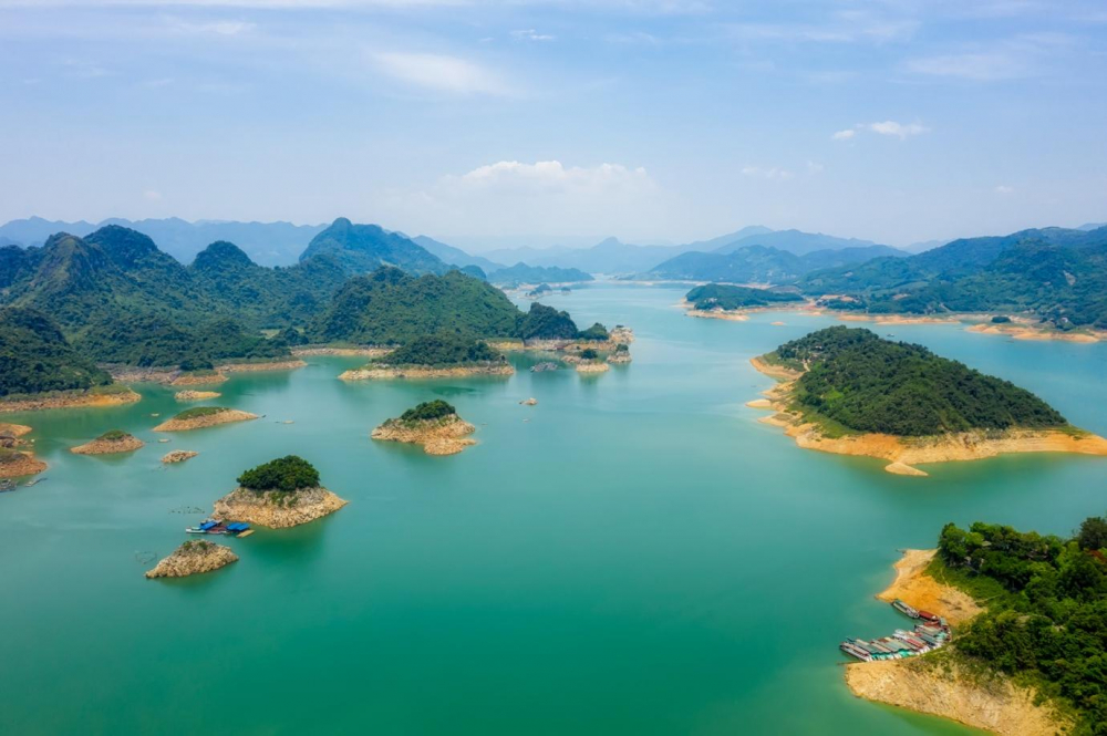 Lòng hồ sông Đà, địa phận huyện Đà Bắc đang trở thành điểm nóng bất động sản du lịch trong thời gian qua.