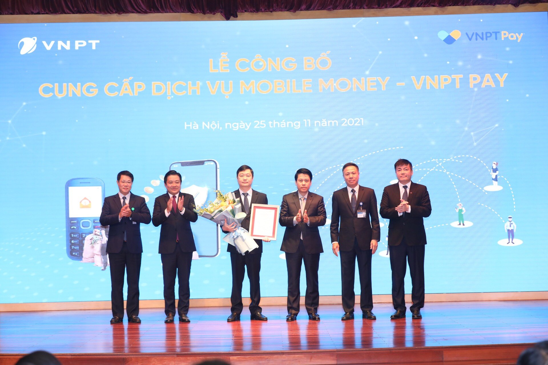 Đại diện VNPT nhận Giấy phép cung cấp dịch vụ Mobile Money tại buổi lễ.