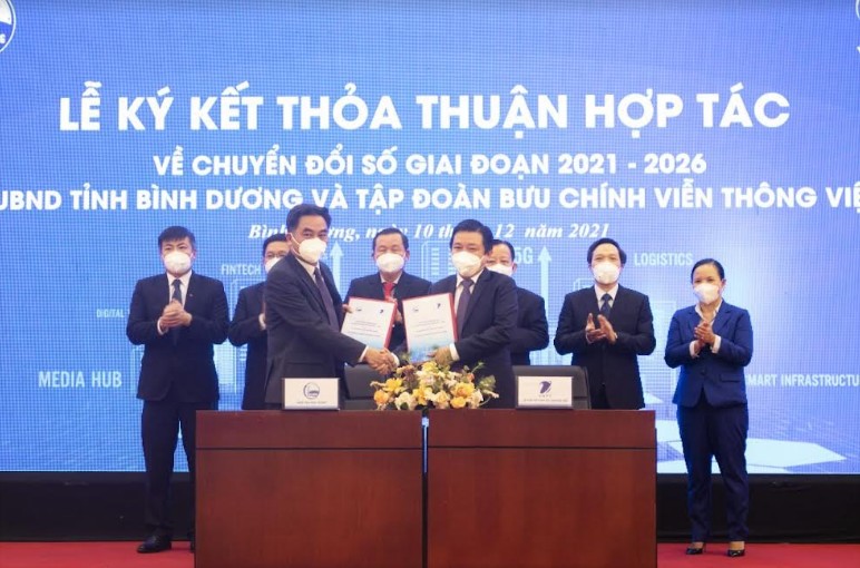 Ông Nguyễn Lộc Hà, Phó Chủ tịch UBND tỉnh Bình Dương và ông Huỳnh Quang Liêm, Tổng Giám đốc VNPT tại lễ ký kết hợp tác giữa hai bên.