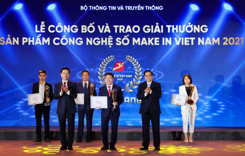 Thủ tướng Phạm Minh Chính và Bộ trưởng Bộ TT&TT Nguyễn Mạnh Hùng trao giải Vàng 