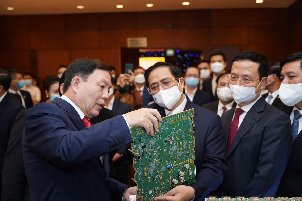 Thiếu tướng Lê Đăng Dũng giới thiệu bản mạch 5G do Viettel phát triển với Thủ tướng Phạm Minh Chính cùng các đồng chí lãnh đạo Bộ, ngành TW.