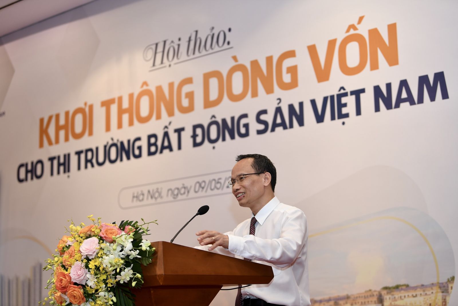 TS. Cấn Văn Lực, Thành viên Hội đồng tư vấn chính sách tài chính - tiền tệ Quốc gia, chuyên gia kinh tế trưởng BIDV trình bày tham luận. Tham luận 