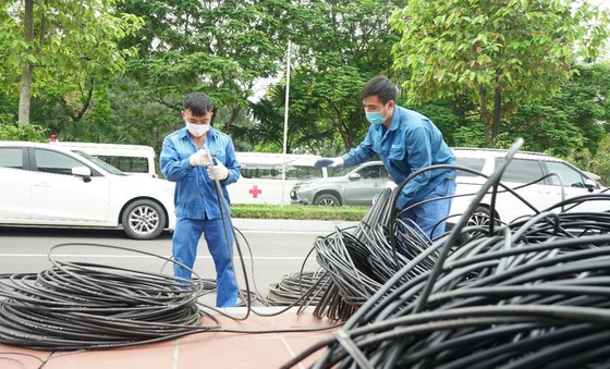 Ngay sau thời điểm ký kết thỏa thuận trở thành nhà tài trợ kim cương cho SEA Games 31, VNPT đã gấp rút chuẩn bị cho việc lắp đặt, thi công các hạng mục viễn thông – CNTT tại Trung tâm Hội nghị Quốc gia và Sân vận động Mỹ Đình cũng như các địa điểm thi đấu quan trọng trong cả nước. Một lượng lớn cáp viễn thông ngay lập tức được chuyển tới các địa điểm tổ chức, phục vụ cho triển khai các hạng mục viễn thông – CNTT của Đại hội.