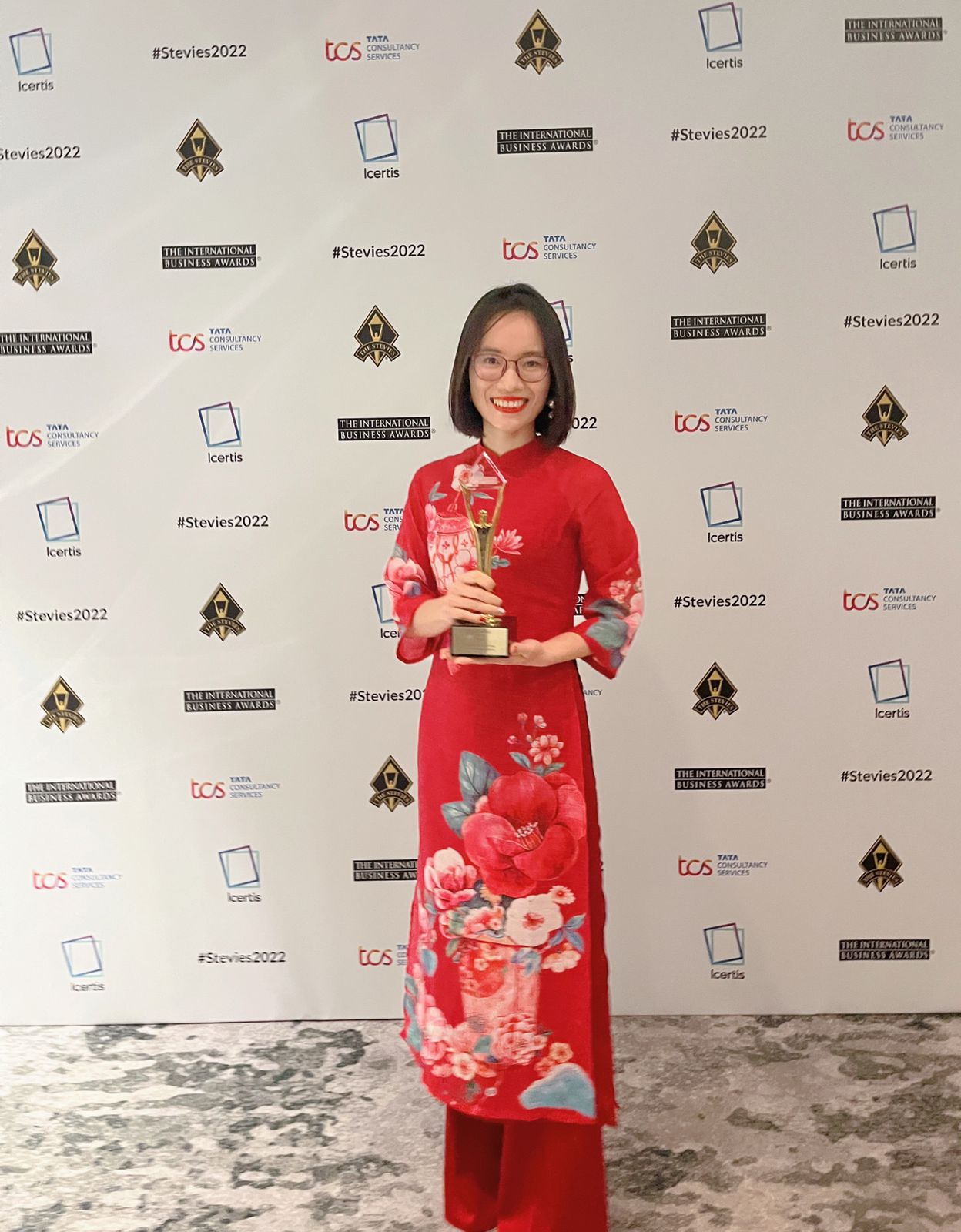 Đại diện của Viettel nhận giải Vàng tại Stevie Awards 2022 ở hạng mục Giải trí số tại London (Anh), nhờ MyID đã “mang cả thế giới giải trí đến cho bạn”.