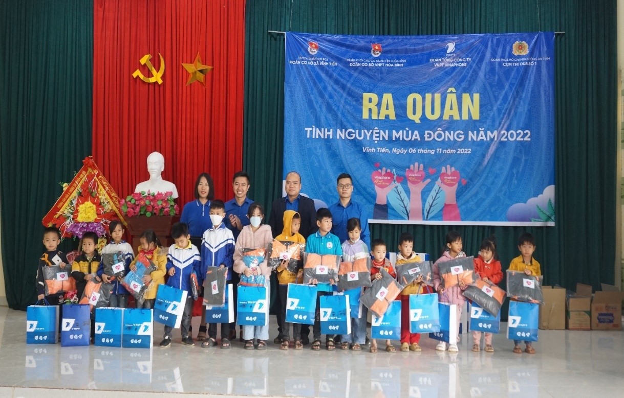 50 phần quà là quần áo ấm, bánh kẹo, sách vở được đại diện VNPT VinaPhone trao tặng tới các em học sinh xã Vĩnh Tiến