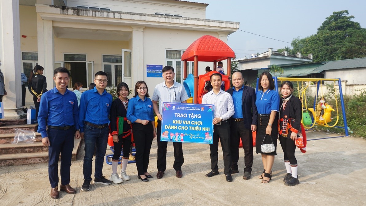 VNPT VinaPhone trao tặng khu vui chơi cho trẻ em tại Nhà văn hóa xã Vĩnh Tiến