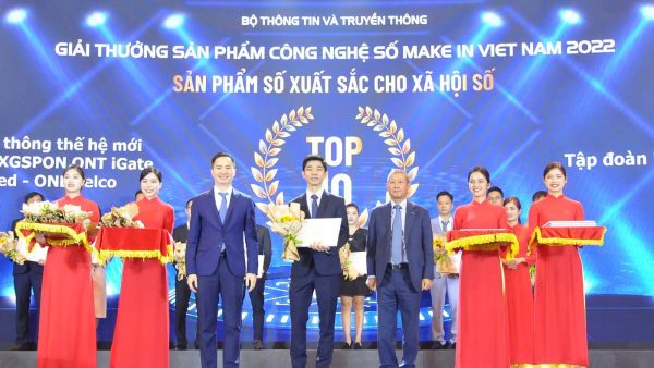 Đại diện VNPT nhận giải thưởng hạng mục Sản phẩm số xuất sắc cho Xã hội số dành cho sản phẩm VNPT iGate