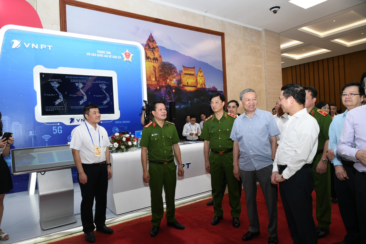 Lãnh đạo Bộ Công An và Bộ Thông tin và Truyền thông thăm quan gian hàng của VNPT tại sự kiện