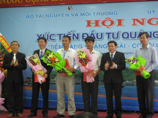 Lãnh đạo tỉnh Quảng Ngãi trao giấy phép đầu tư cho các doanh nghiệp