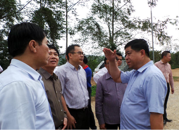 Thứ trưởng Bộ Kế hoạch và Đầu tư, Phó chủ tịch Phân ban Hợp tác Việt - Lào thăm Bệnh viện Hủa Phăn (Lào) - Ảnh: Thanh Hà