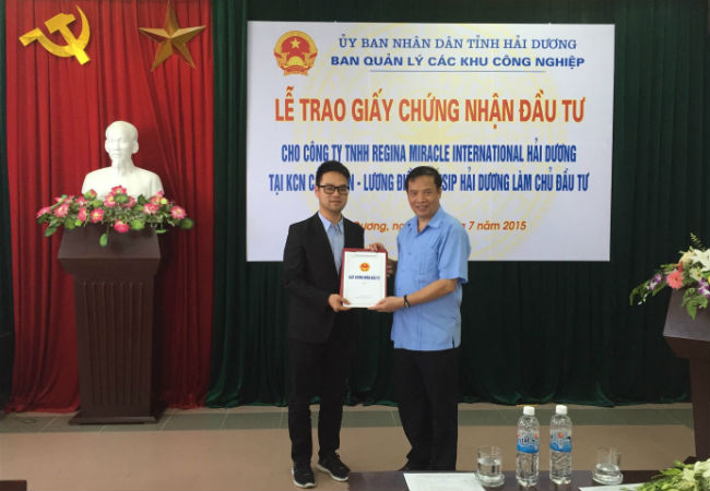 Ông Nguyễn Mạnh Hiển, Chủ tịch UBND tỉnh Hải Dương trao Chứng nhận đầu tư cho Công ty Regina Miracle International