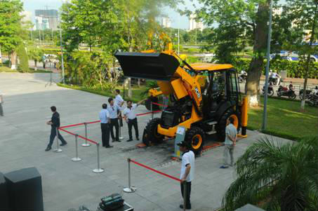 Máy xúc đào liên hợp 3CX của thương hiệu JCB được trưng bày tại buổi lễ
