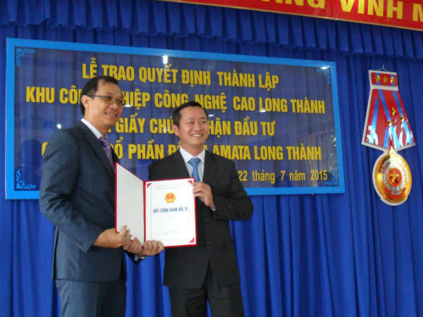 Ông Cao Tiến Sỹ, Trưởng ban quản lý các khu công nghiệp Đồng Nai trao Giấy chứng nhận đầu tư cho ông Kiatthanakorn Surakij, Tổng giám đốc Công ty cổ phần đô thị Amata Long Thành