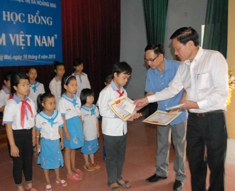 TS Nguyễn Anh Tuấn, Tổng Biên tập Báo Đầu tư trao học bổng cho các em học sinh Hoàng Mai, Nghệ An