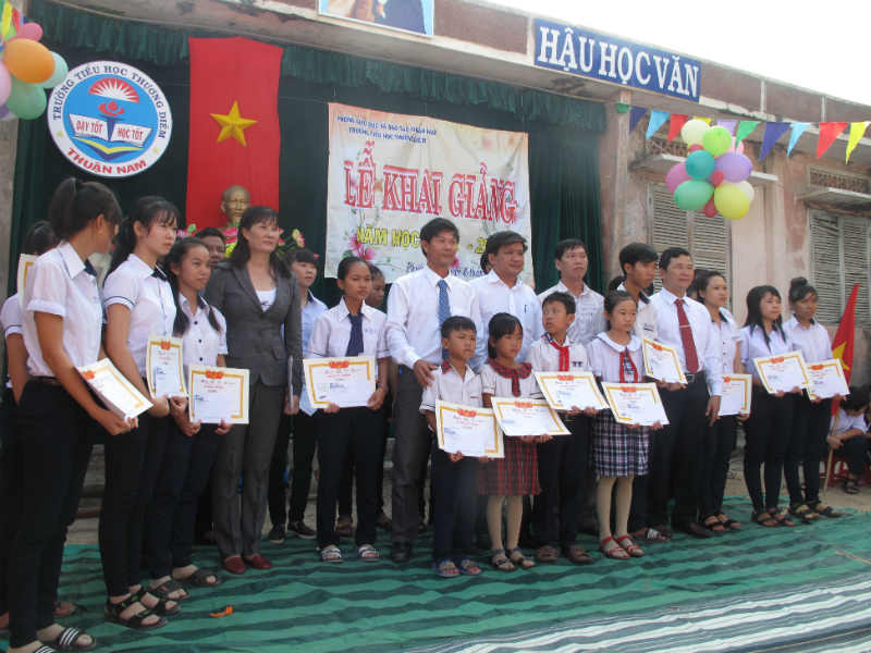 Ông Hoàng Kim Thủy, Phó trưởng VPĐD Báo Đầu tư tại miền Trung trao học bổng cho các em học sinh