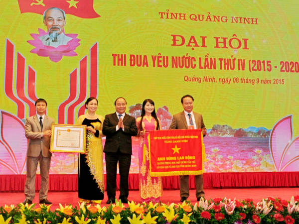 Trường THPT Cẩm Phả đón nhận danh hiệu Anh Hùng Lao động