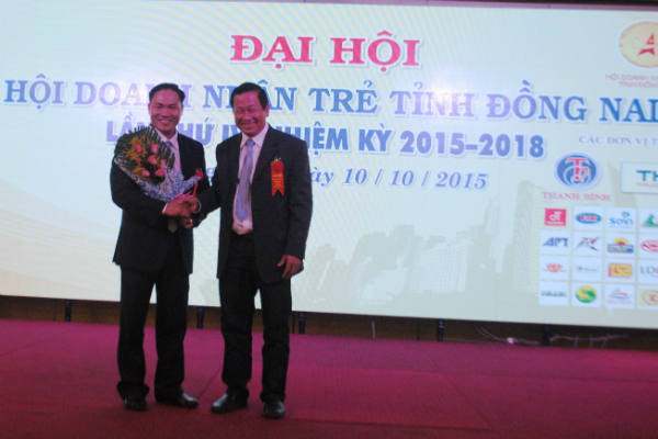Đặng Văn Điềm (người cầm hoa), tân Chủ tịch Hội doanh nhân Trẻ tỉnh Đồng Nai nhiệm kỳ 2015 - 2018 ra mặt nhận nhiệm vụ mới