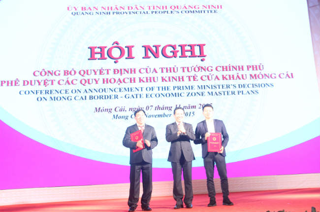 Ông Nguyễn Văn Thành Phó Chủ tịch UBND tỉnh Quảng Ninh trao Giấy chứng nhận đăng ký Đầu tư cho hai nhà đầu tư tại Hội Nghị