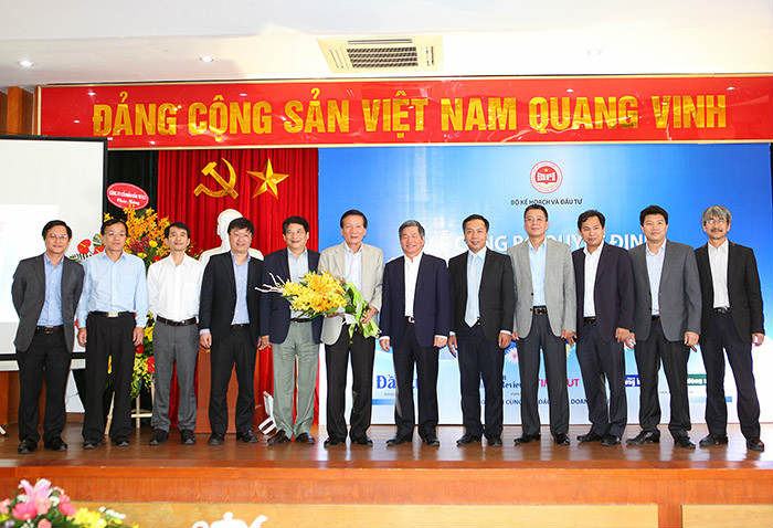 Ban Biên tập Báo Đầu tư chụp ảnh lưu niệm cùng Bộ trưởng Bùi Quang Vinh, lãnh đạo Đảng ủy, Công đoàn Bộ và lãnh đạo một số Cục, Vụ