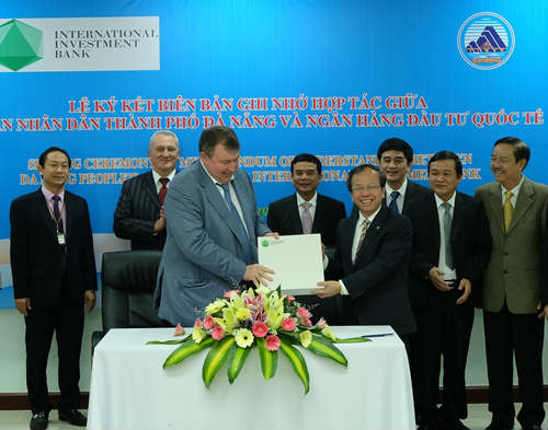 Đại diện lãnh đạo TP Đà Nẵng và ngân hàng quốc tế IIB trao biên bản ghi nhớ thỏa thuận hợp tác giữa hai bên