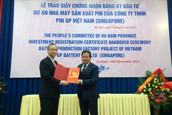 Chủ tịch UBND tỉnh Nguyễn Xuân Đông trao Giấy chứng nhận đầu tư cho Công ty GP Batteries International Limited (Singapore)