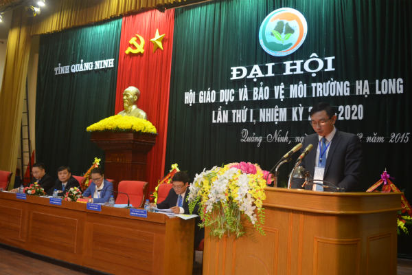 Ông Lê  Hùng Sơn-Chủ tịch Hội Giáo dục và bảo vệ môi trường Hạ Long phát biểu tại Đại hội