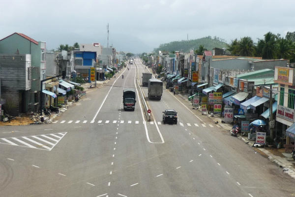Quốc lộ 1 qua địa bàn xã Phước Lộc, huyện Tuy Phước (Bình Định) vừa được nâng cấp, sửa chữa.