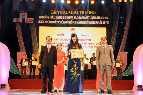 Doanh nhân Nguyễn Thị Trang Phương, Chủ tịch HĐQT Hoang Hai Group đại diện đón nhận giải thưởng Thương hiệu vàng 2015